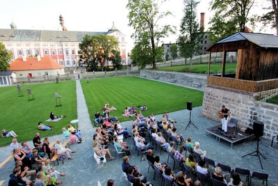 letni-artcafe-v-klasterni-zahrade-foto-katerina-ostradecka.jpg