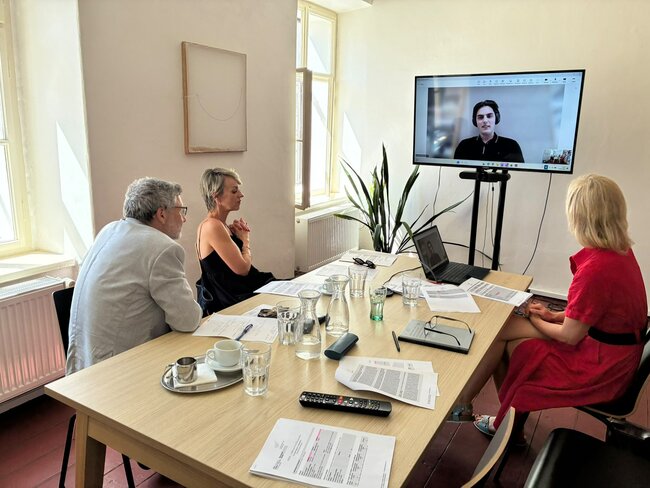 Za zkušenostmi do světa. Amos podpořil čtyři studenty z Broumovska